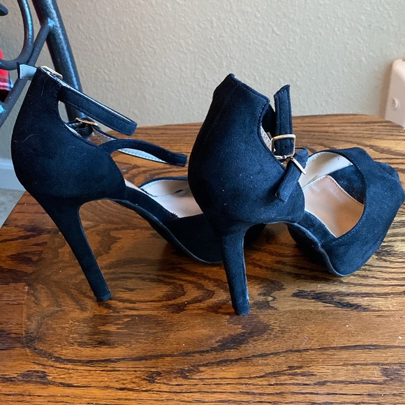 Black Heels - Picture 3 of 4